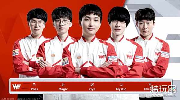 芒特进球后奔向B费，眼神启动诠释默契